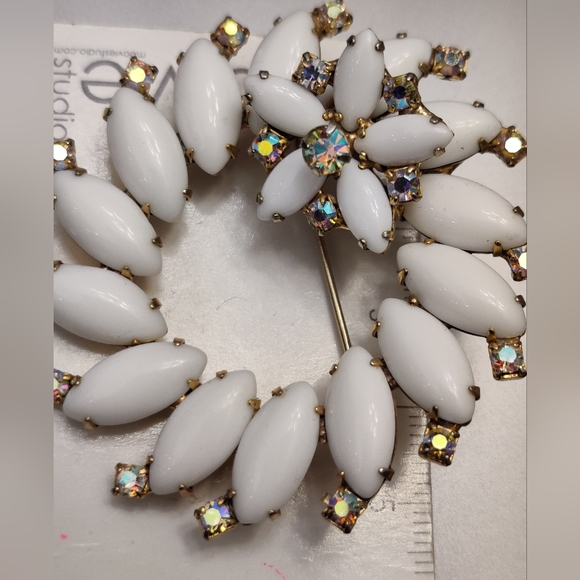 Vintage Milk Glass Brooch - Picture 8 of 9